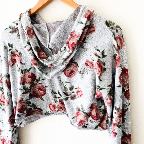 Soft gray rose 🌹 crop top - Picture 5 of 7